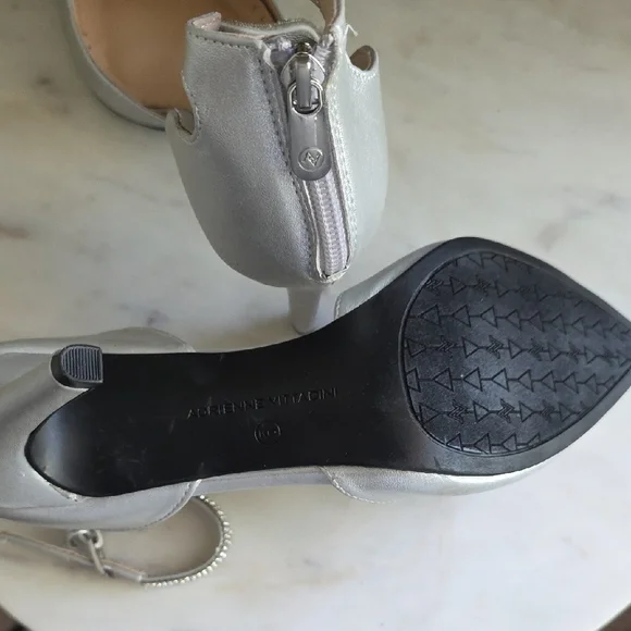 Chic Silver Heels with Rhinestone Accents - Picture 3 of 7